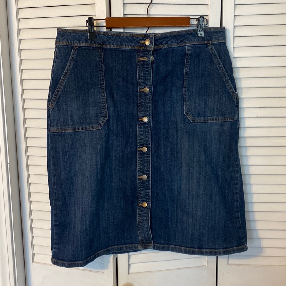 LIZ CLAIBORNE woman’s button down denim skirt size 14